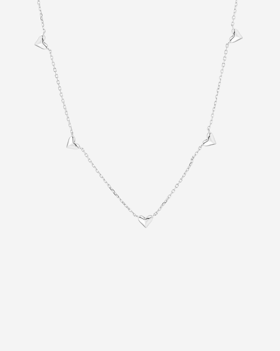 Fair produzierte Halskette mit kleinen Herzen aus Silber und Weißgold.