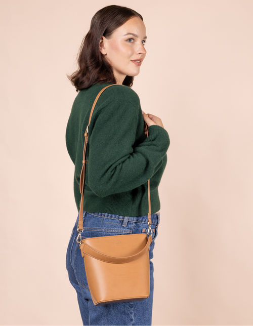 BOBBI BUCKET MIDI VEGAN | COGNAC