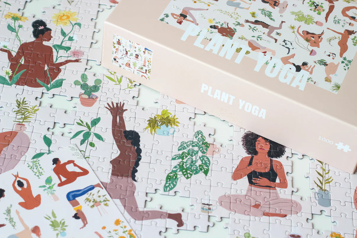 Nahaufnahme des nachhaltigen Puzzles Plant Yoga mit Frauen in leichter Sportkleidung, die Yogaposen machen und von Pflanzen umgehen sind.