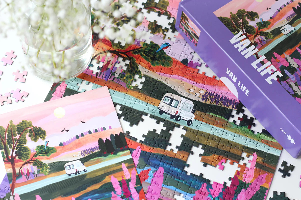 Nachhaltiges 500-Teile-Puzzle „Van Life“ 
 aus recyceltem Altpapier mit farbenfrohem Landschaftsmotiv und Wohnwagen. 