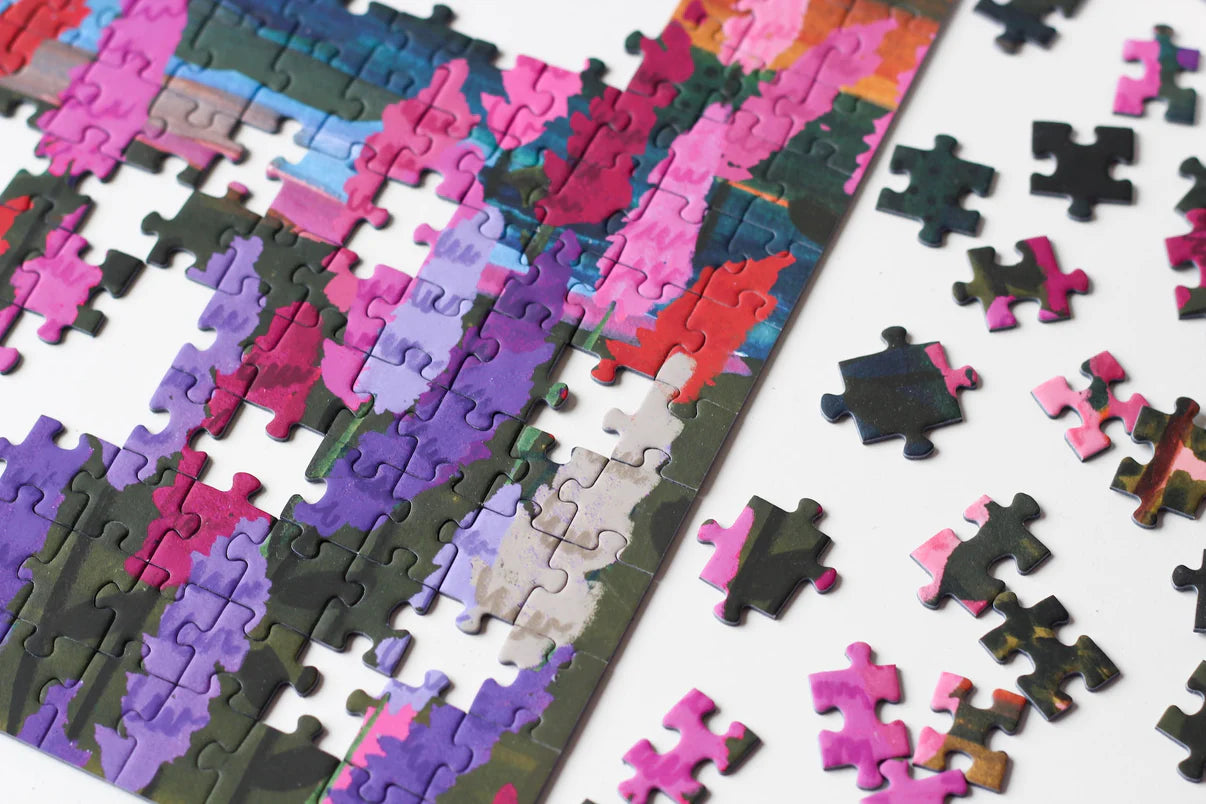 Nahaufnahme eines bunten nachhaltigen Puzzles aus recyceltem Altpapier.