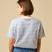 T-SHIRT GESTREIFT AUS BIO-BAUMWOLLE | EISBLAU/OFF-WHITE