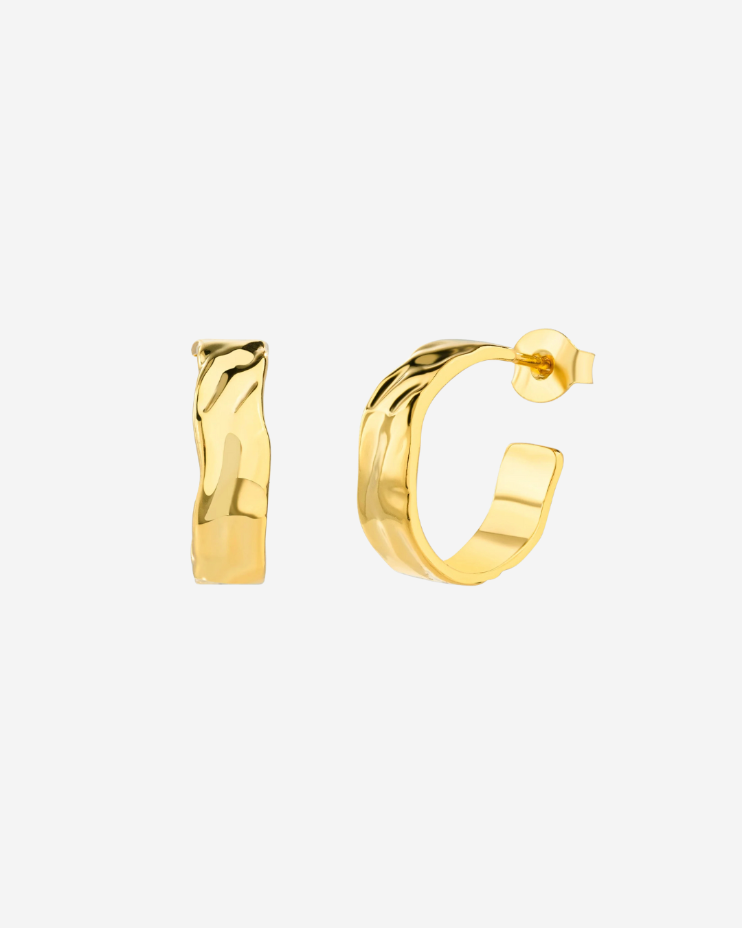 Nachhaltige und fair produzierte breite goldene Creolen mit Struktur.