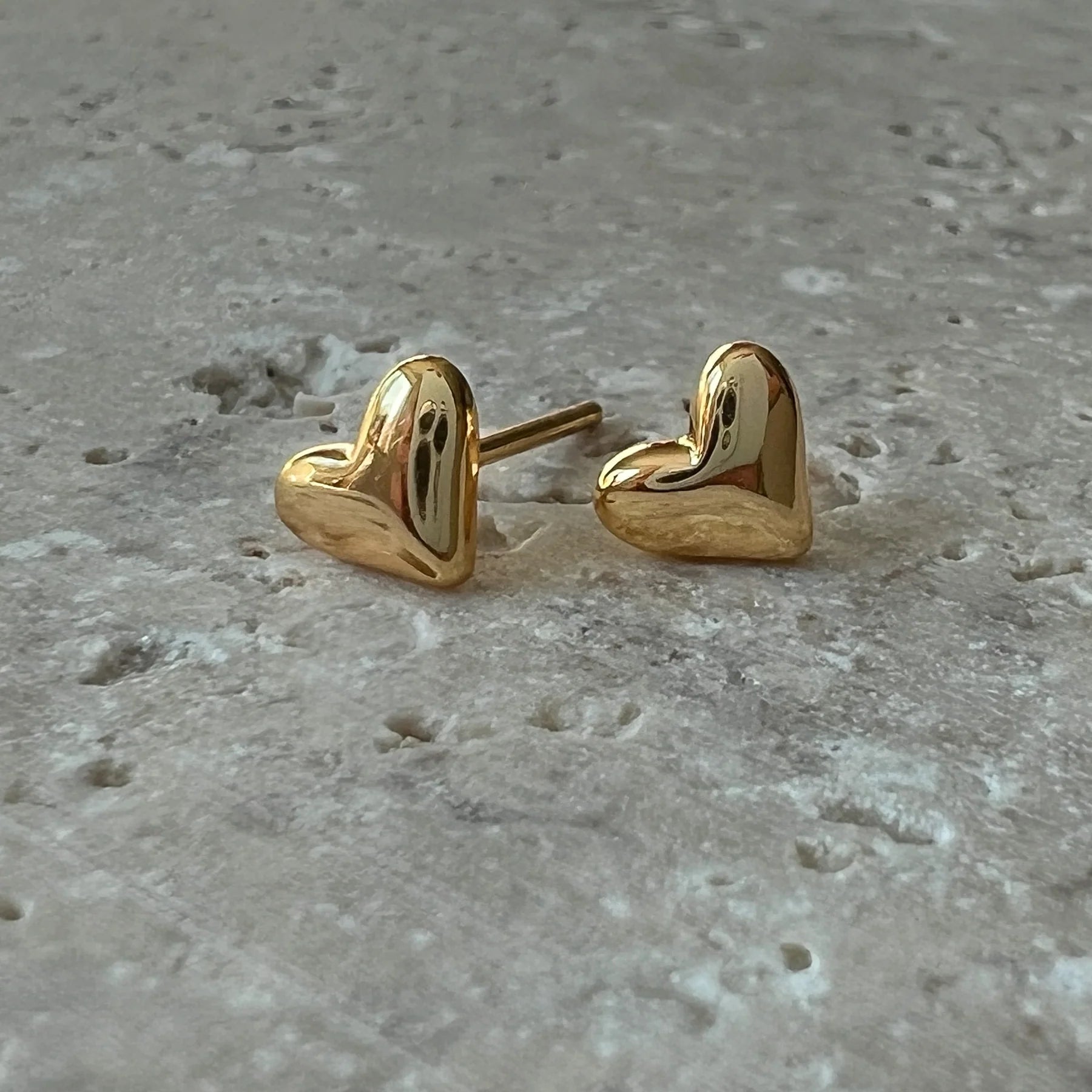 Nachhaltige und fair produzierte goldene Herz-Ohrstecker.