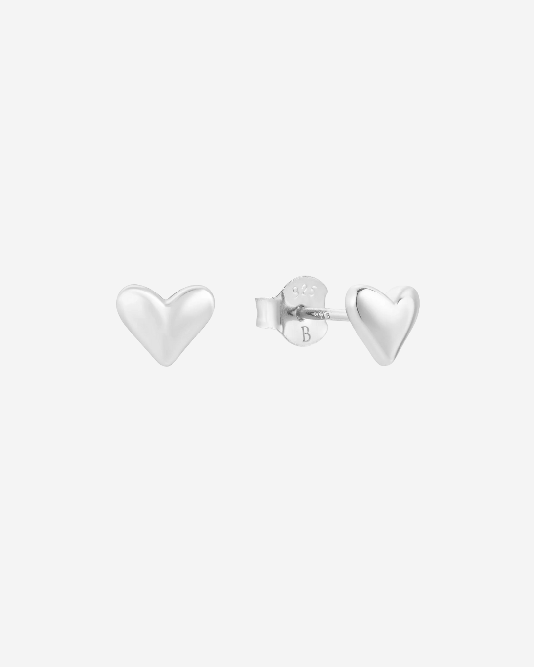 Faire und nachhaltige Herz-Ohrstecker aus Silber und Weißgold.