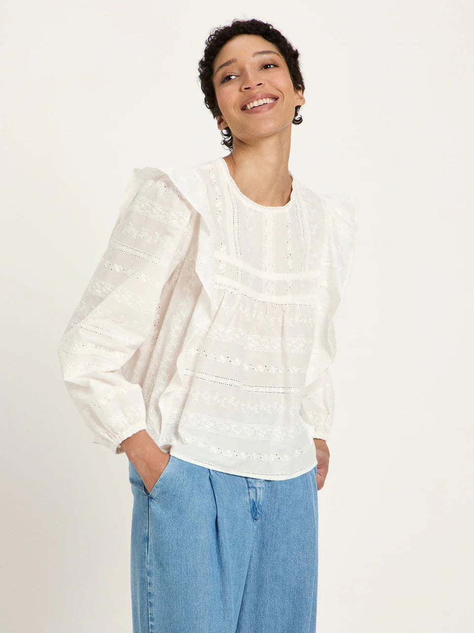 STICKEREIBLUSE MIT VOLANT | OFF WHITE