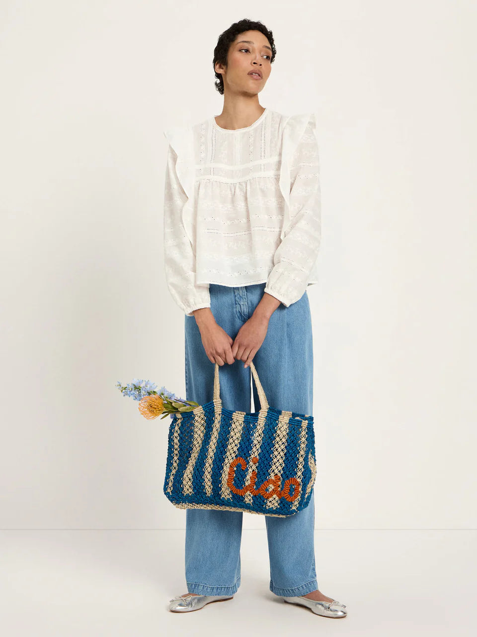 STICKEREIBLUSE MIT VOLANT | OFF WHITE
