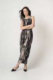 Frau von vorne mit verschränkten Armen mit nachhaltigem Jumpsuit aus Ecovero Viskose in Batik Optik mit Gummizug an der Taille. 